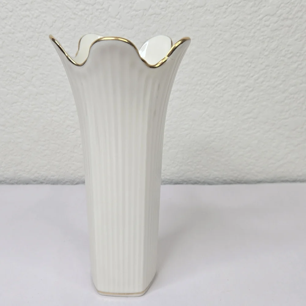 Lenox Meridian Collection Vase Ivory Porcelain 24K Gold Trim Scalloped Rim